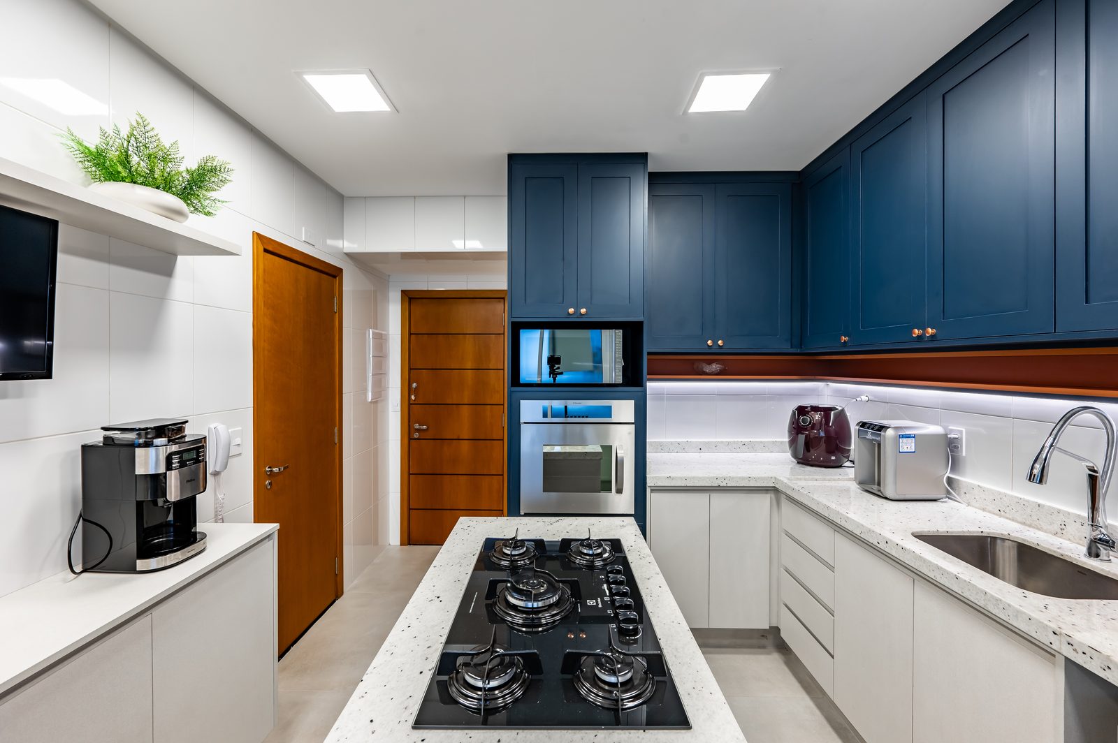 Cozinha vista do ângulo da sala integrada