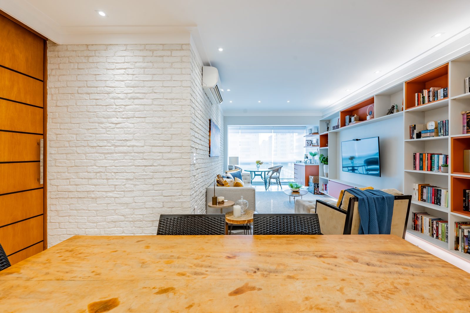 Vista ampla da sala integrada após a reforma