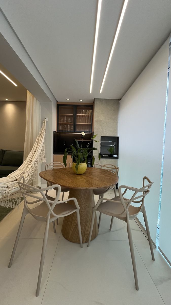 Cozinha moderna com revestimento terrazzo e armários em madeira — reforma apartamento Baixada Santista