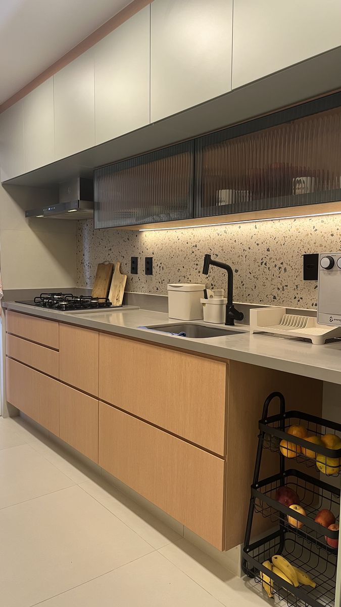 Quarto de bebê com pintura bicolor rosa e cinza — reforma residencial Baixada Santista