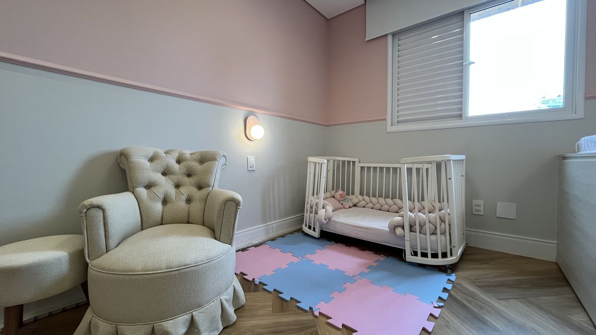 Varanda ampla com mesa redonda e rede — espaço de convivência reformado