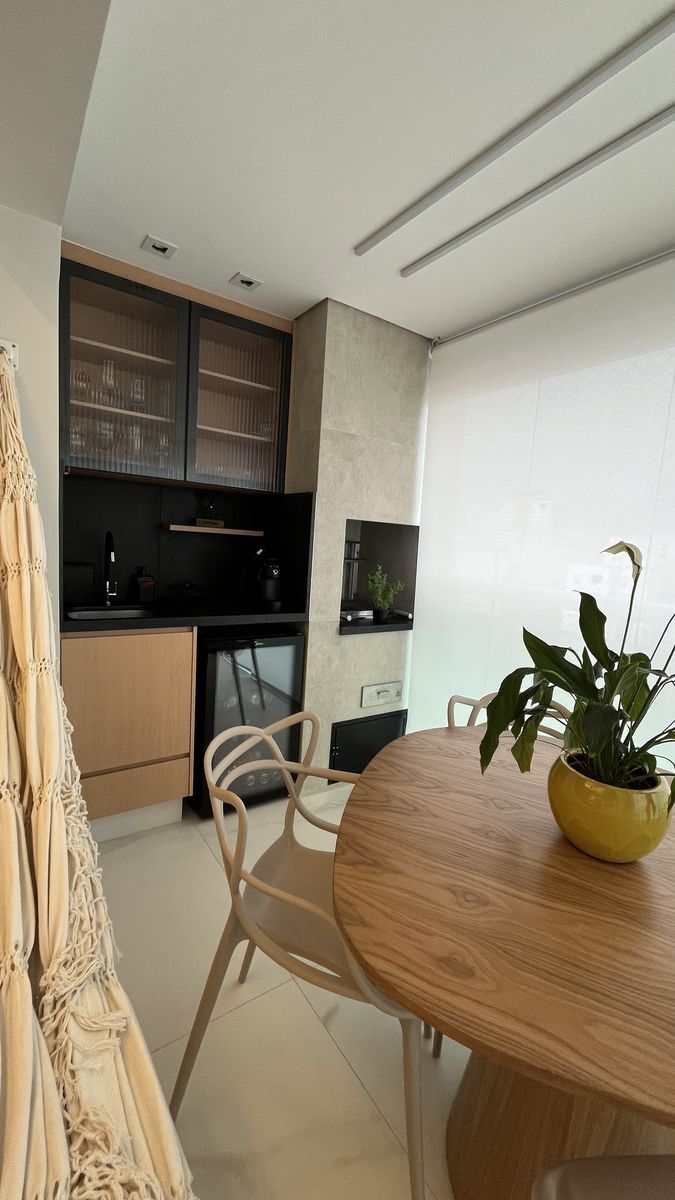 Varanda gourmet com churrasqueira e cristaleira — reforma de apartamento