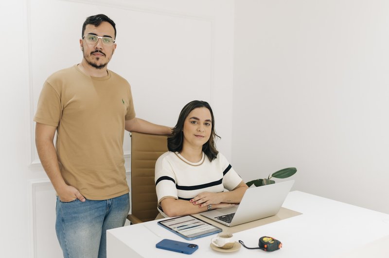 Equipe Nord Engenharia no escritório analisando projeto em tablet e notebook