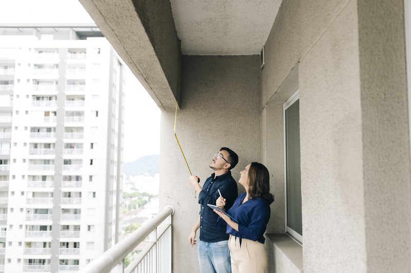 Equipe Nord Engenharia realizando vistoria técnica em varanda de edifício